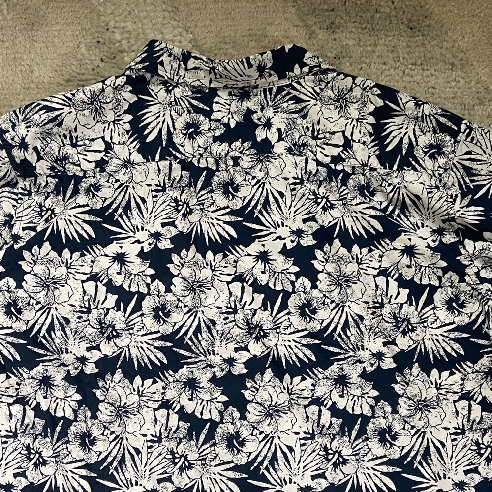 ✨5 for $15✨ Navy Floral Hawaiian Men's Shirt - Picture 6 of 6